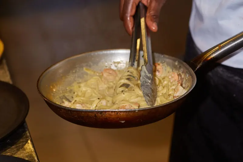 Pasta salteándose en la sartén